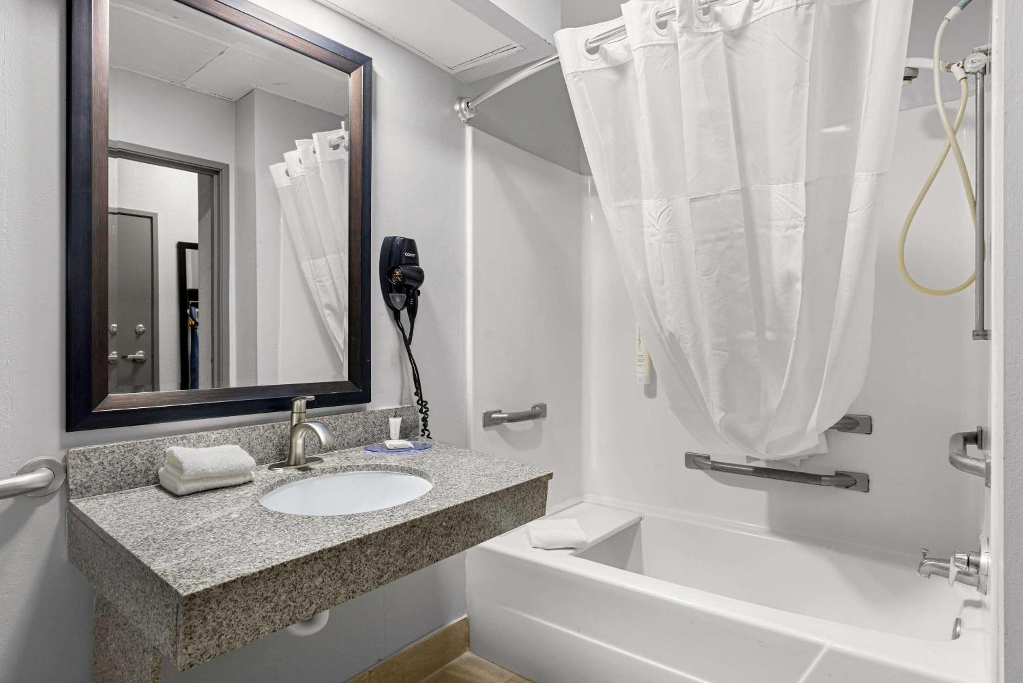 Clarion Pointe Hinesville Near Fort Stewart 외부 사진